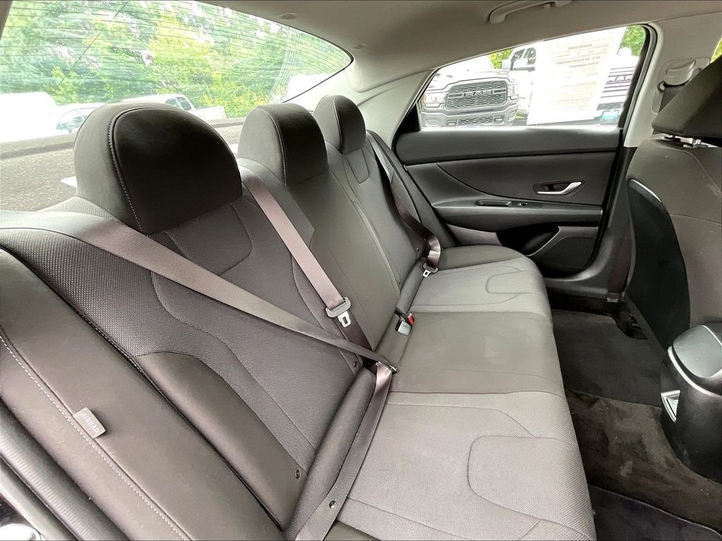 Used 2025 Abyss Black Hyundai SE image 15