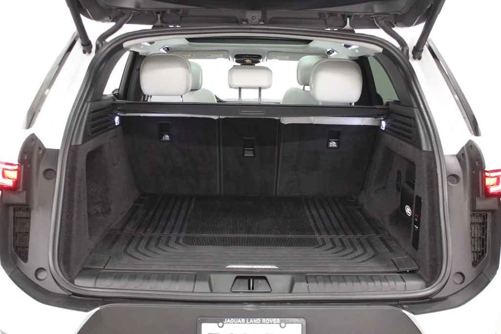 Used 2024 White Land Rover SE image 35