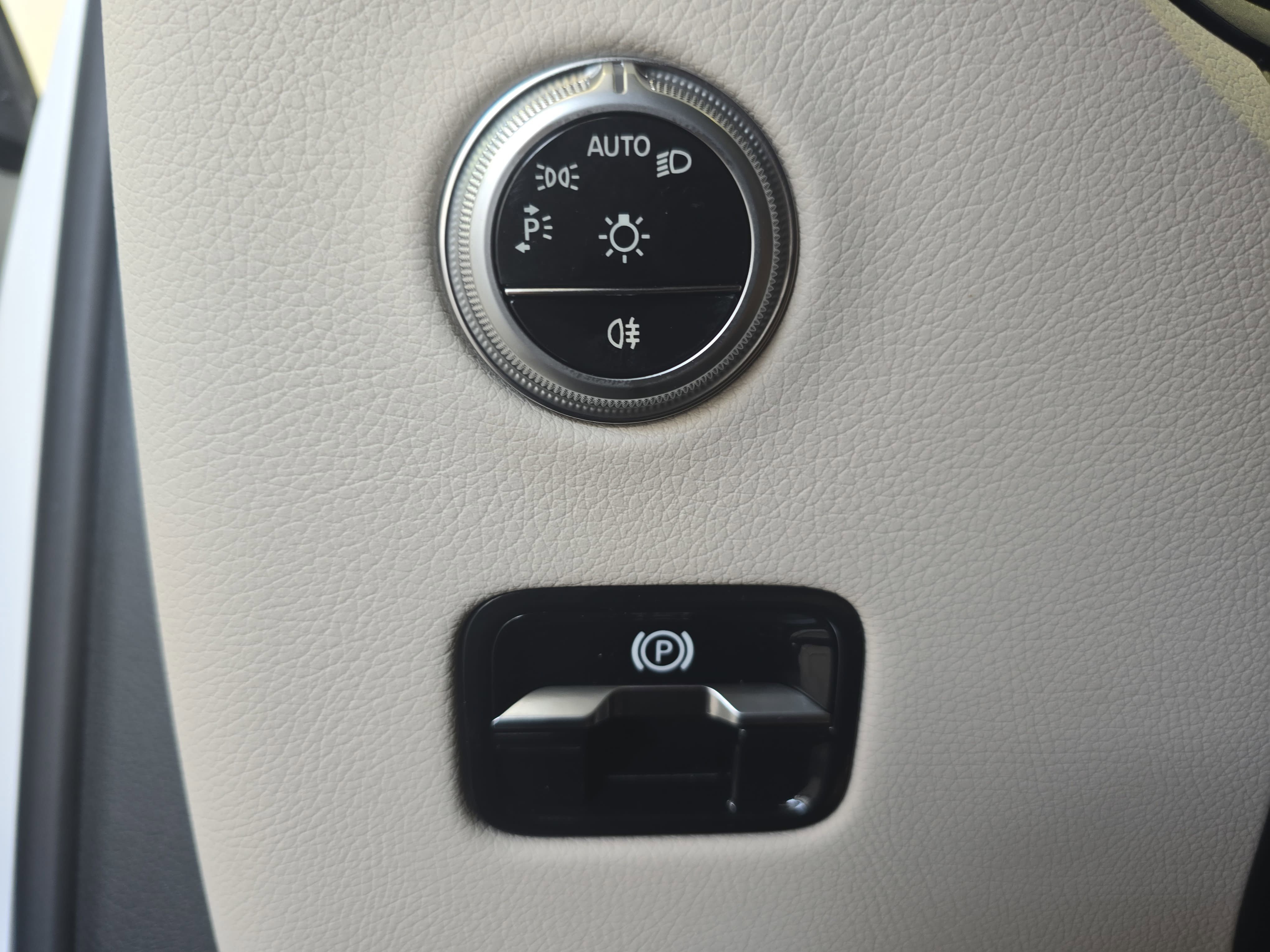 New 2026 MANUFAKTUR Moonlight White Metallic Mercedes-Benz GLC300 image 27