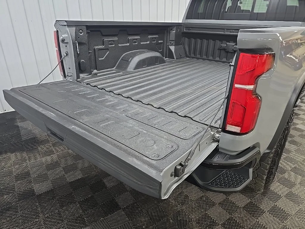 Used 2025 Gray Chevrolet ZR2 image 13