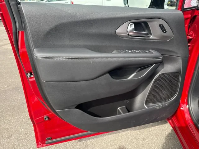 2025 Chrysler Pacifica Select - Photo 16