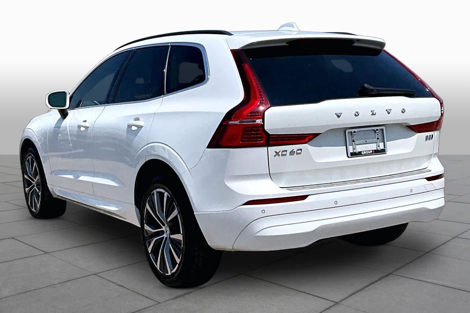Used 2022  Volvo Momentum image 12