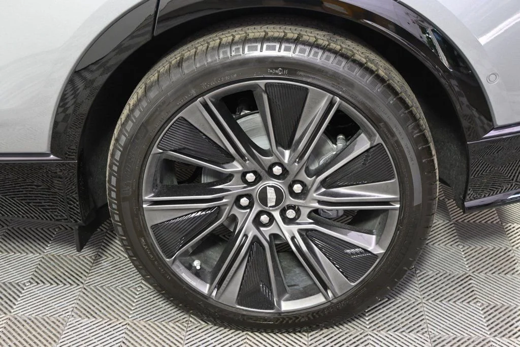 New 2025 Argent Silver Metallic Cadillac Sport 3 image 19