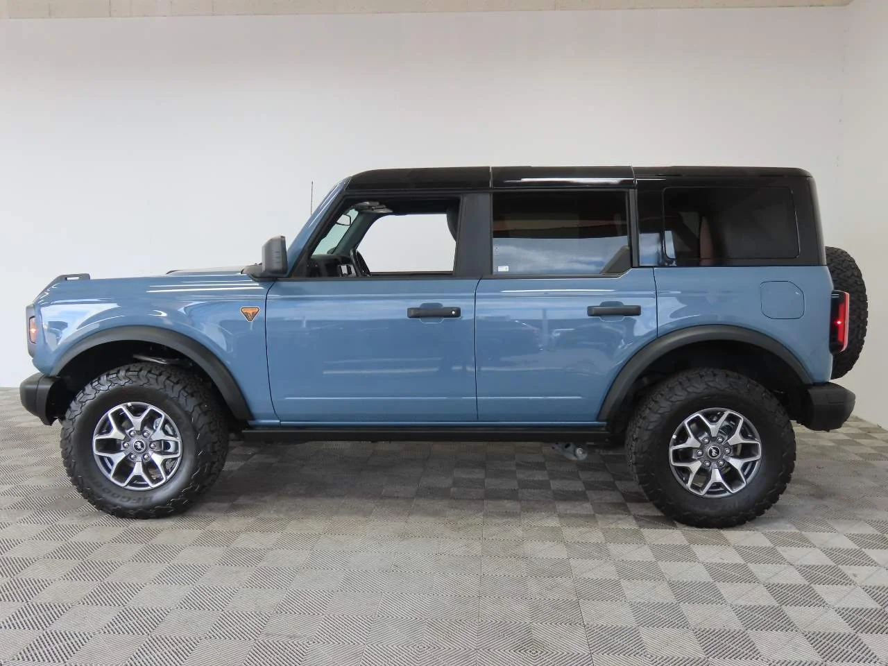 Used 2025 Azure Gray Metallic Tri-Coat Ford Badlands image 5