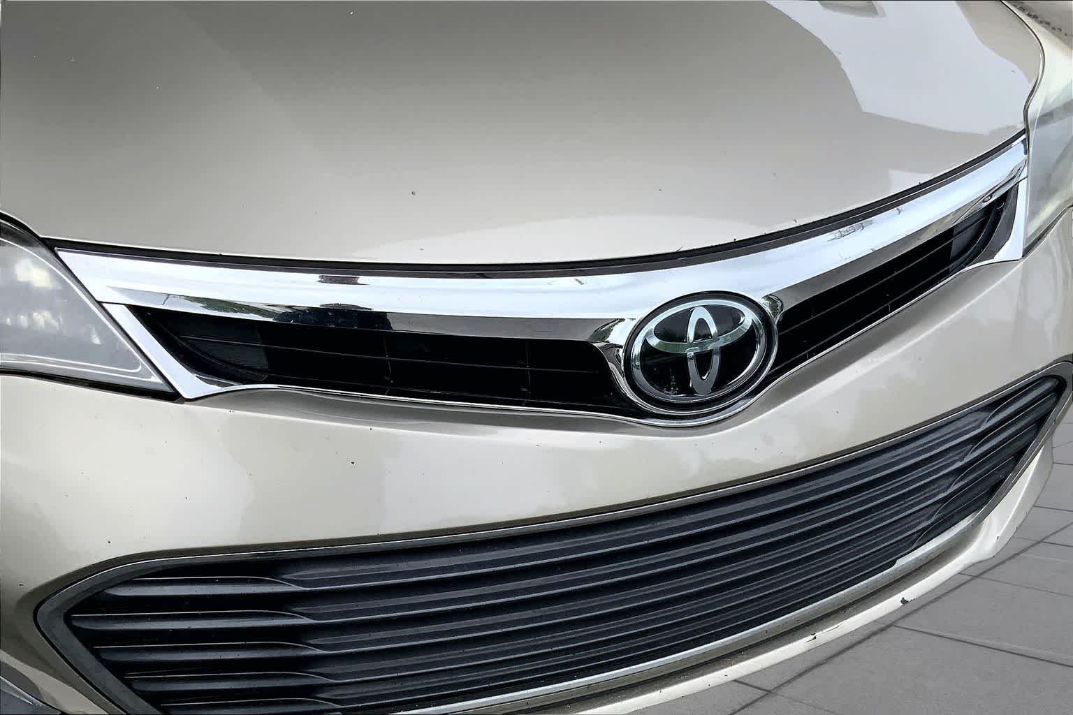 Used 2014 Creme Brulee Mica Toyota XLE image 32
