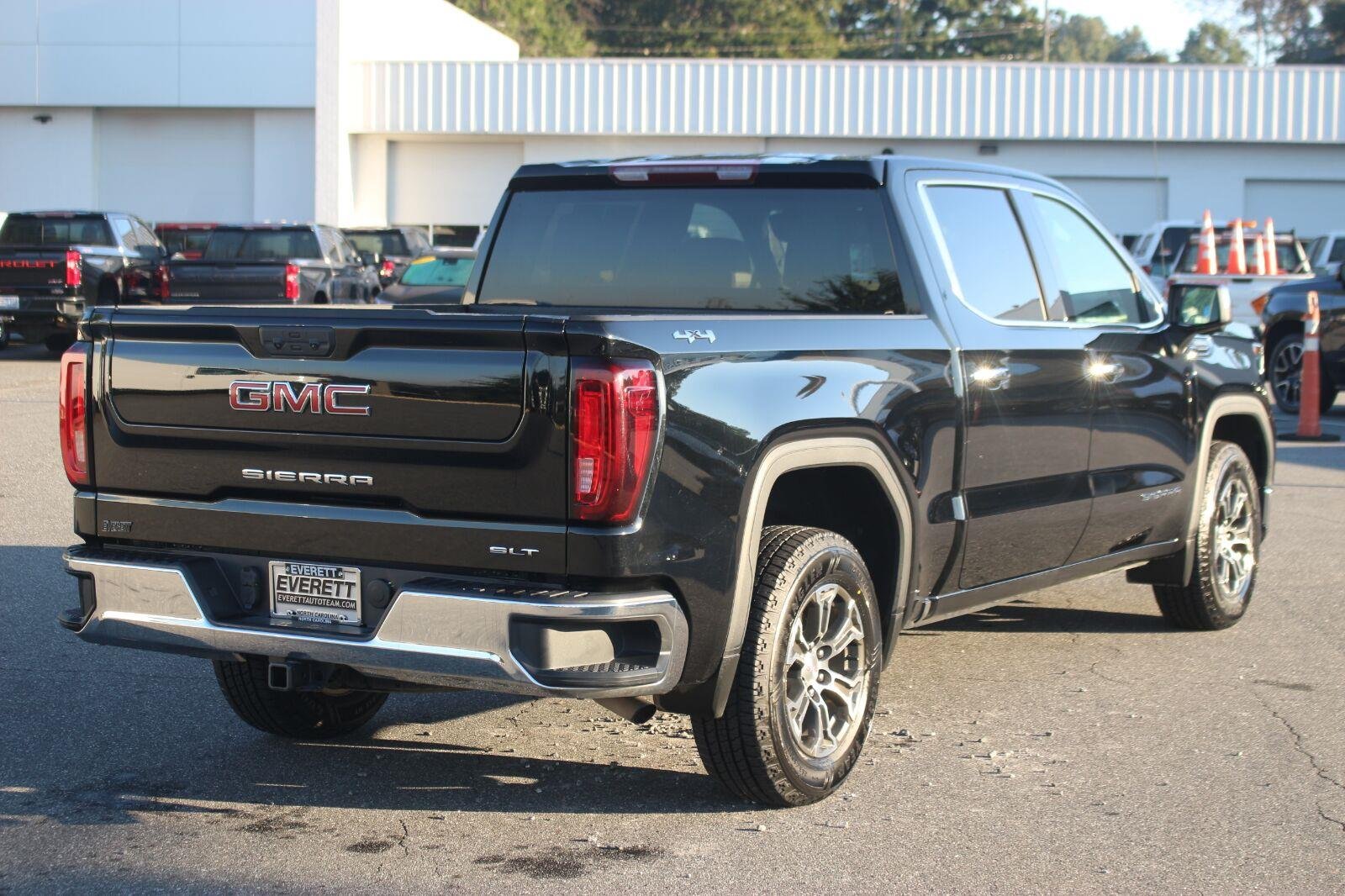 Used 2025 Onyx Black GMC SLT image 7