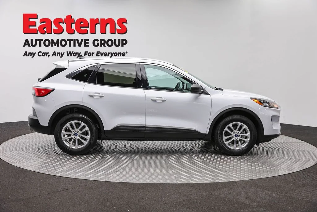 Used 2022 White Ford SE image 4
