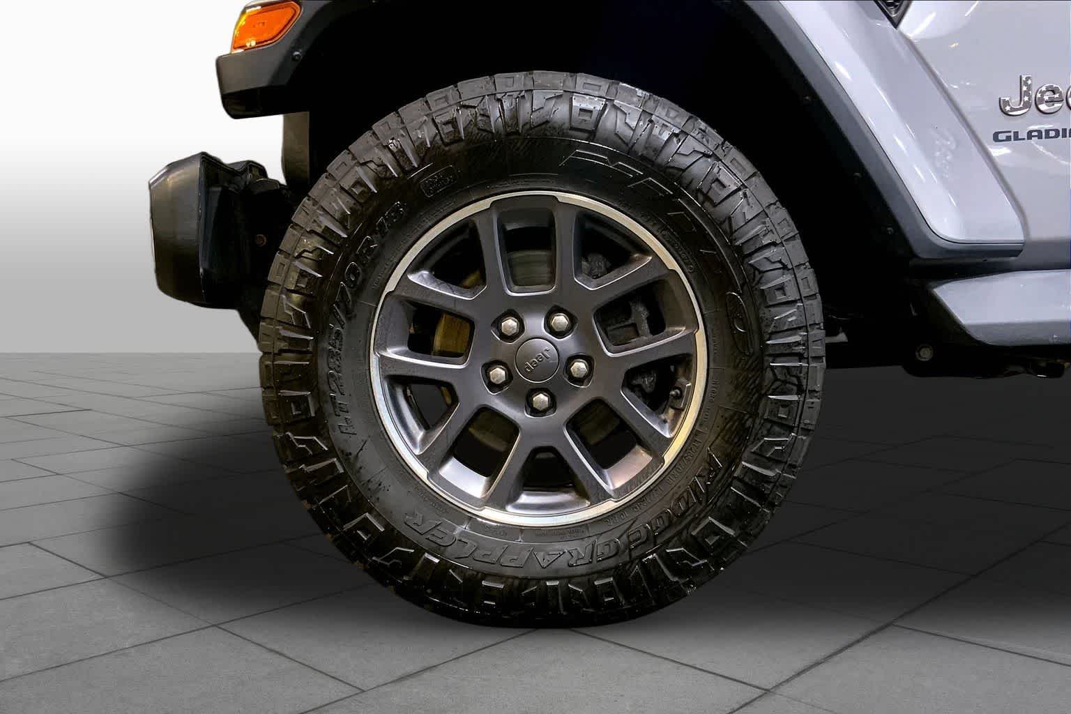 Used 2020 Billet Silver Metallic Clearcoat Jeep Overland image 11