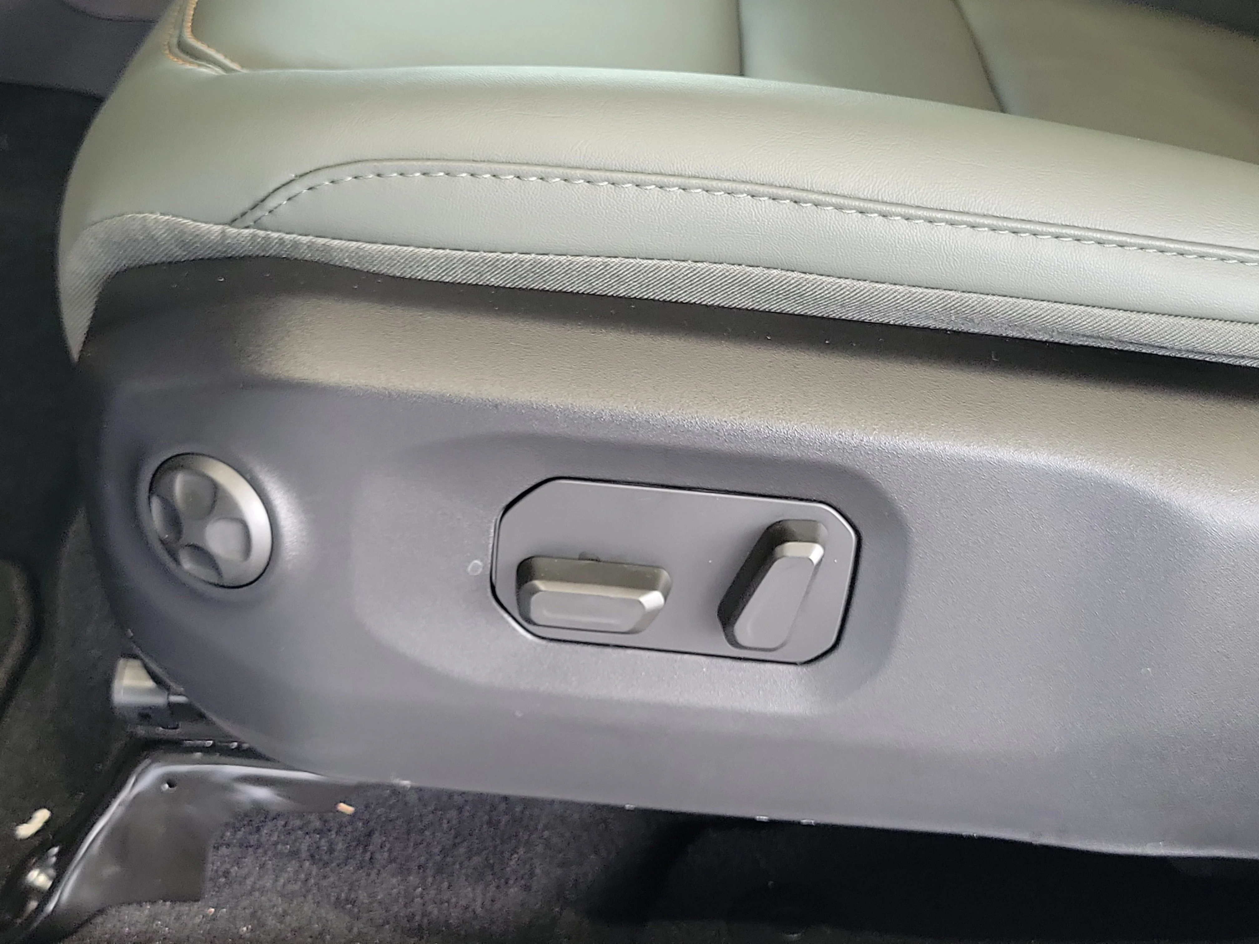 New 2025 Anvil Clear-Coat Exterior Paint Jeep Mojave X image 18