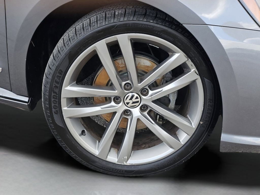 Used 2017 Platinum Gray Metallic Volkswagen R-Line w/Comfort Pkg image 18