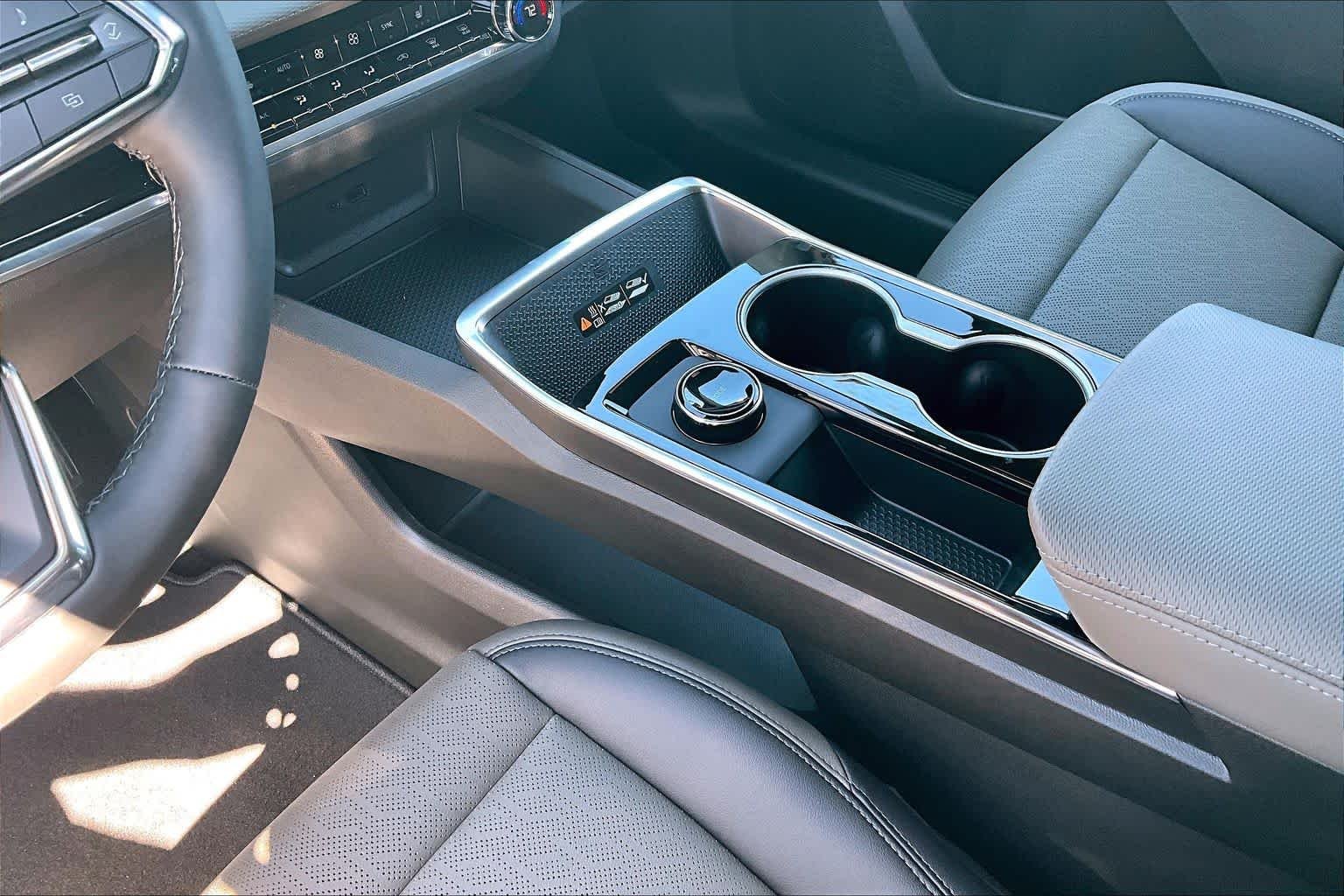 2027 Chevrolet Equinox LT - Photo 7