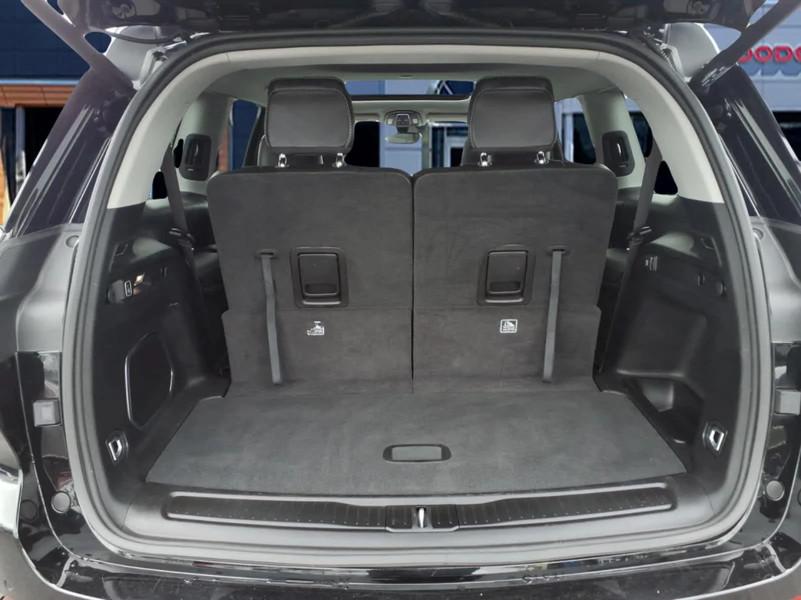 Used 2023 Diamond Black Crystal Pearlcoat Jeep Limited image 10