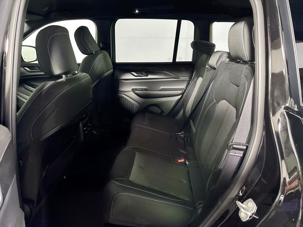 New 2026 Diamond Black Crystal Pearl-Coat Exterior Paint Jeep Laredo image 19