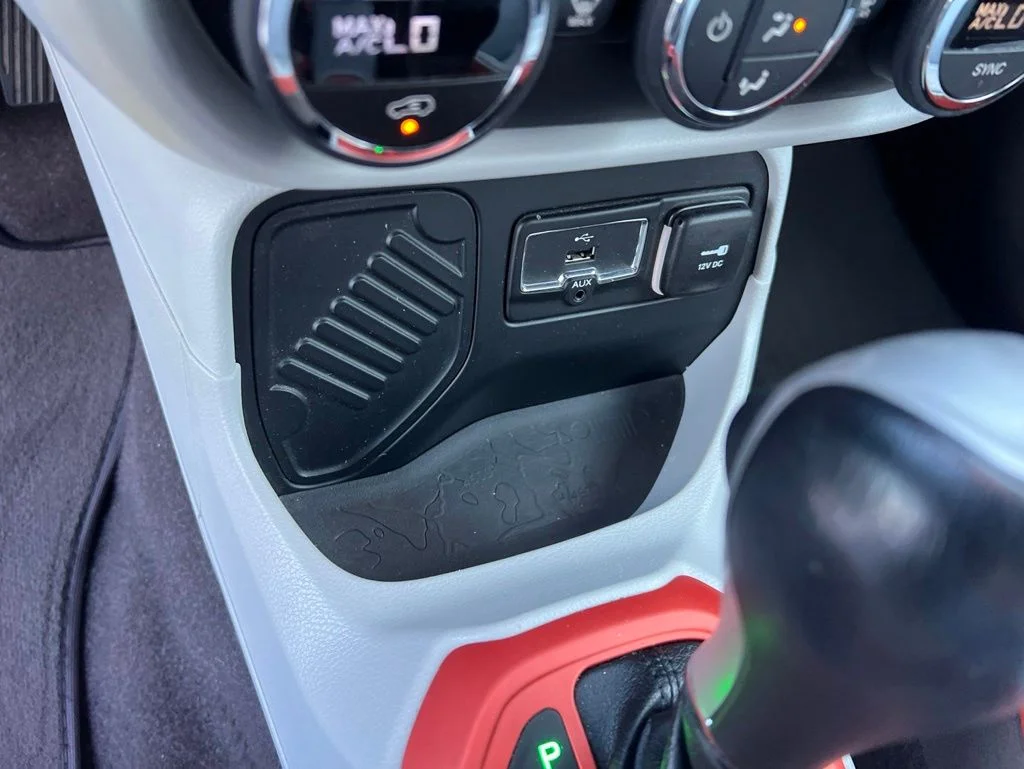 Used 2015 Silver Jeep Limited image 35