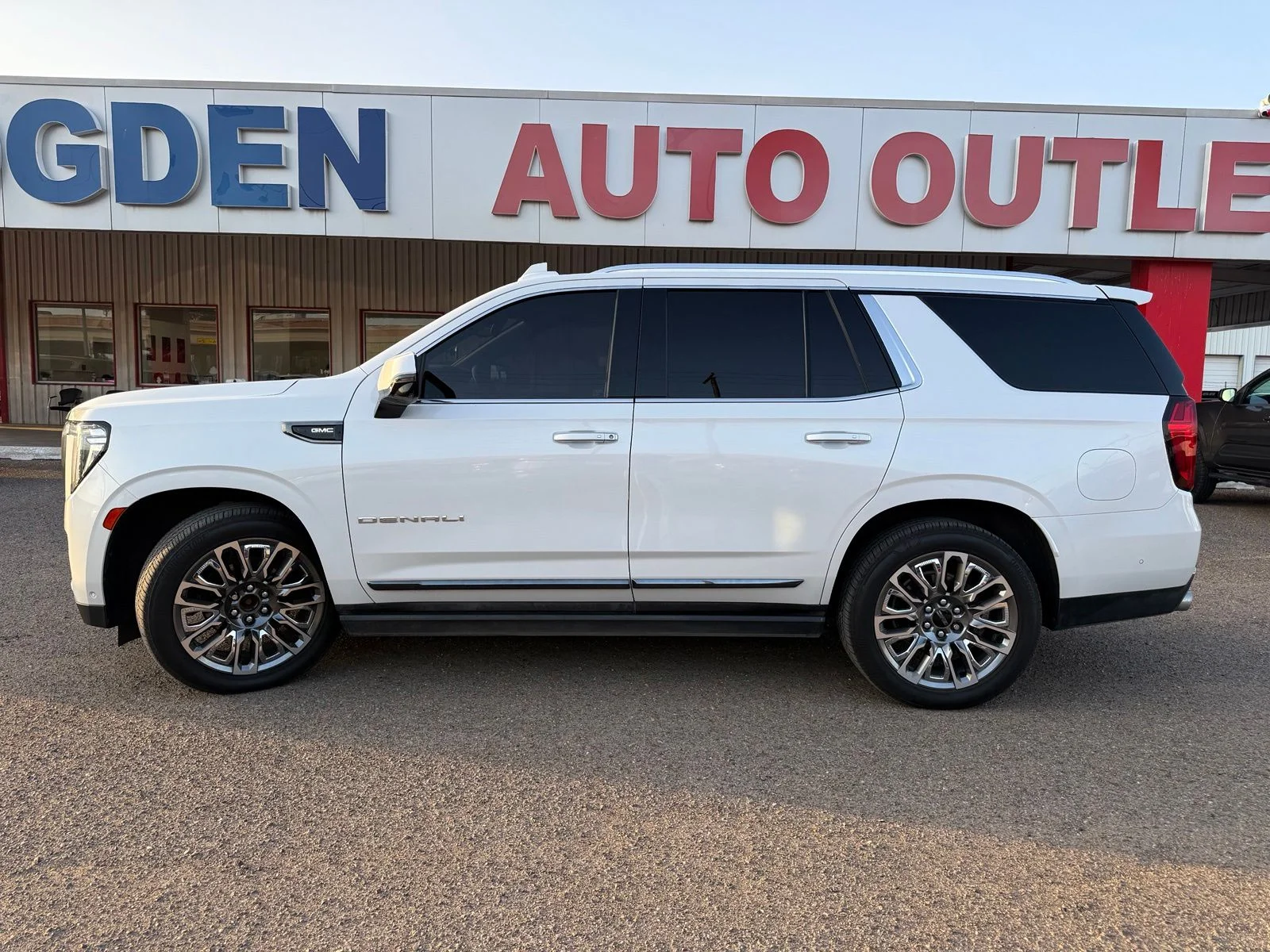 Used 2023 White GMC Denali Ultimate image 3