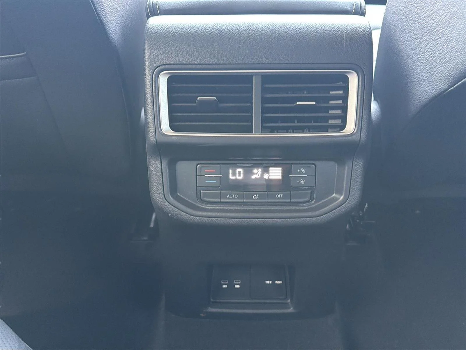 2025 Volkswagen Atlas SE w/Tech - Photo 26