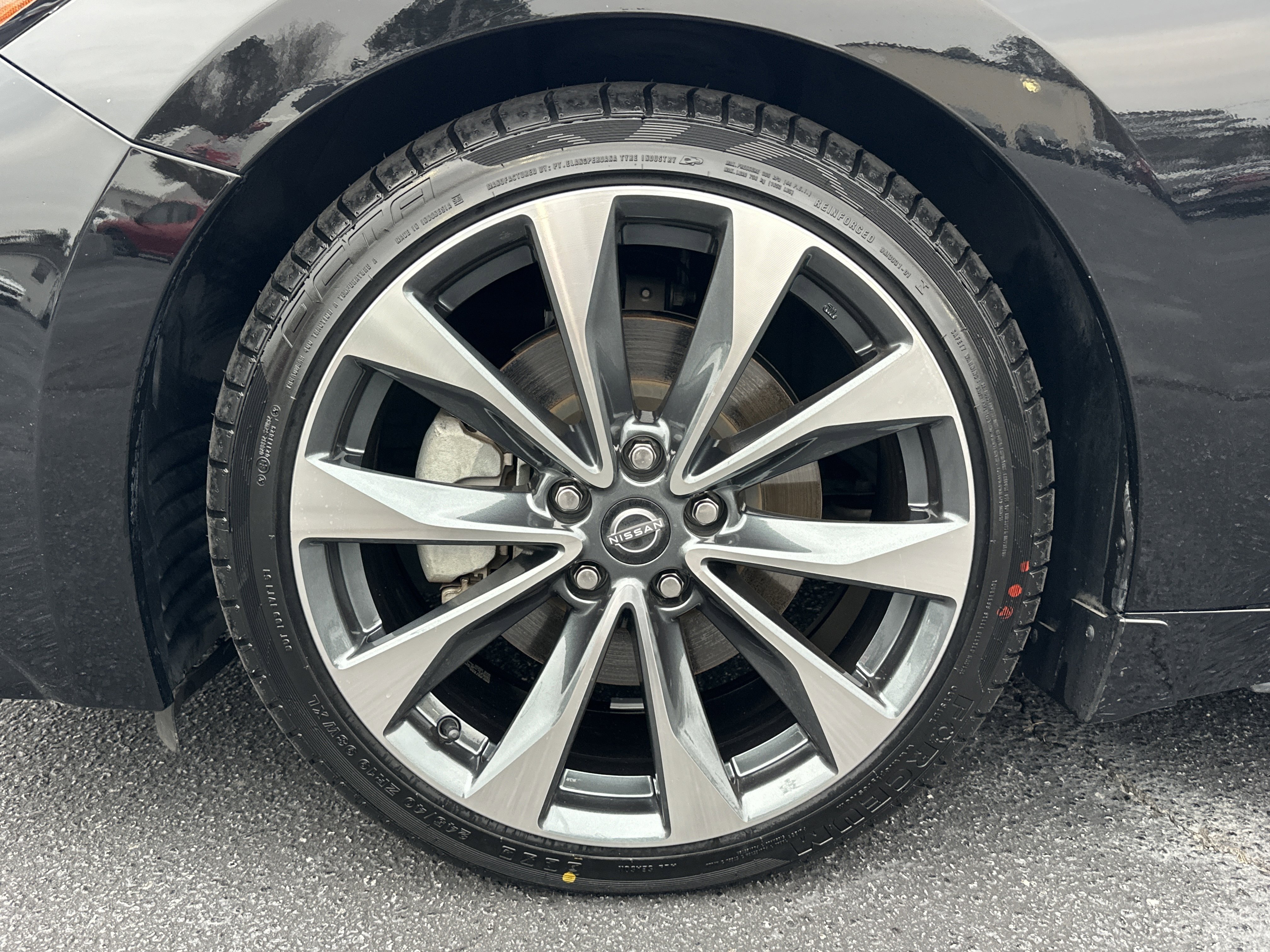 Used 2023 Super Black Nissan Platinum image 12