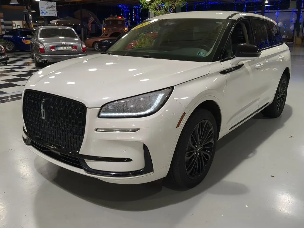 Used 2025 White Metallic Lincoln Premiere image 1
