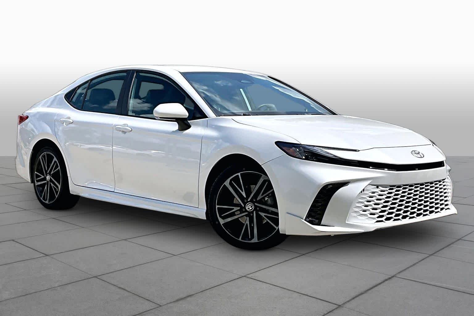Used 2025 Wind Chill Pearl Toyota XSE image 3