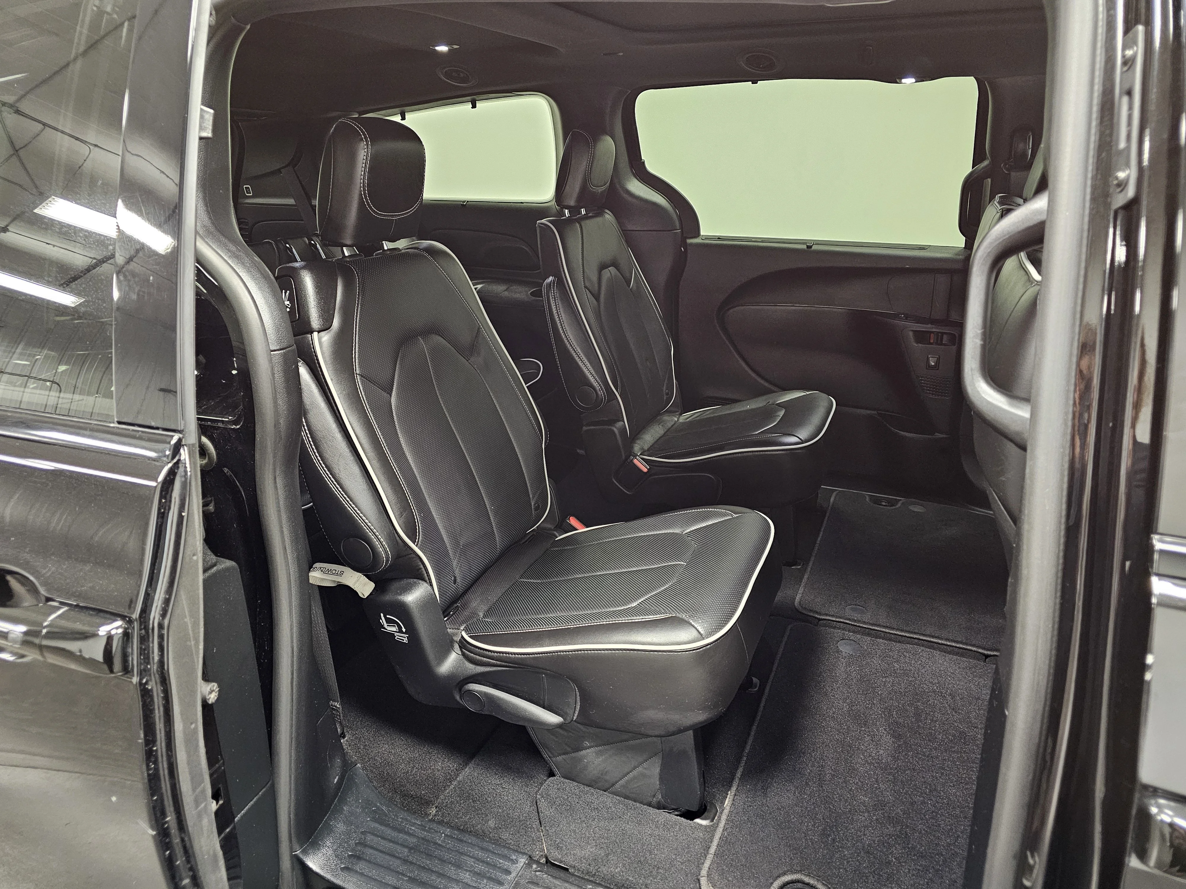 Used 2025 Diamond Black Crystal Pearlcoat Chrysler Limited image 16