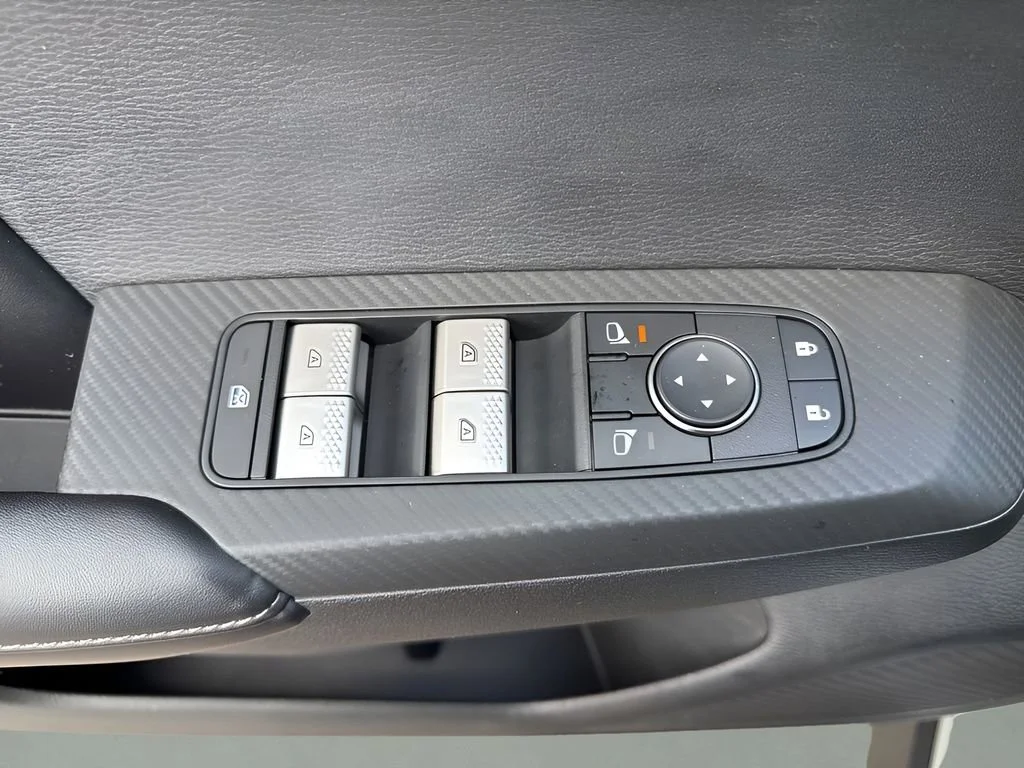 Used 2022 Silver Mitsubishi SE image 27