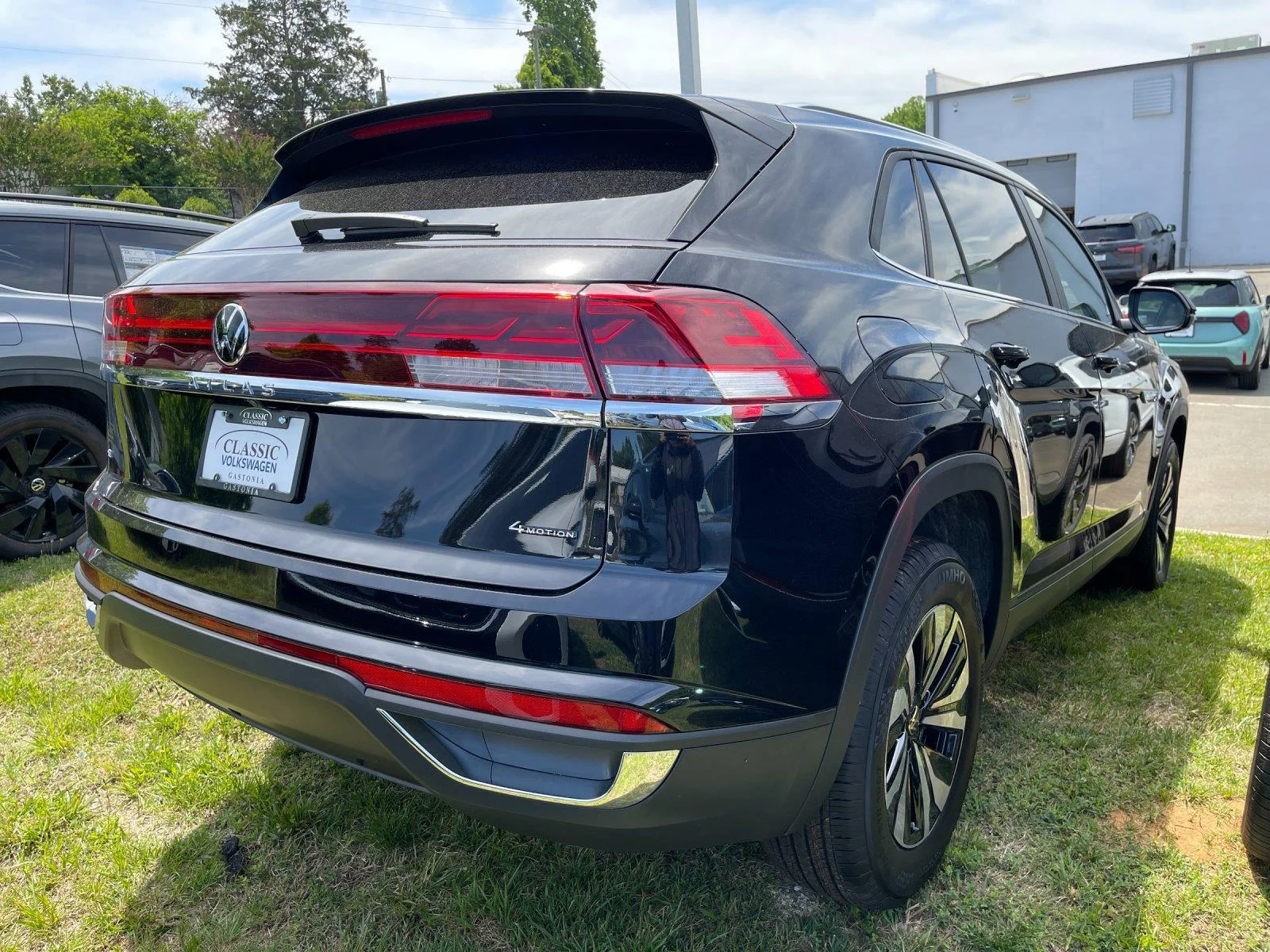 New 2026 Deep Black Pearl Volkswagen 2.0T SE image 5