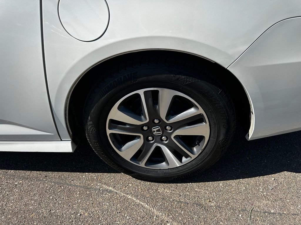Used 2015 White Honda Touring image 11