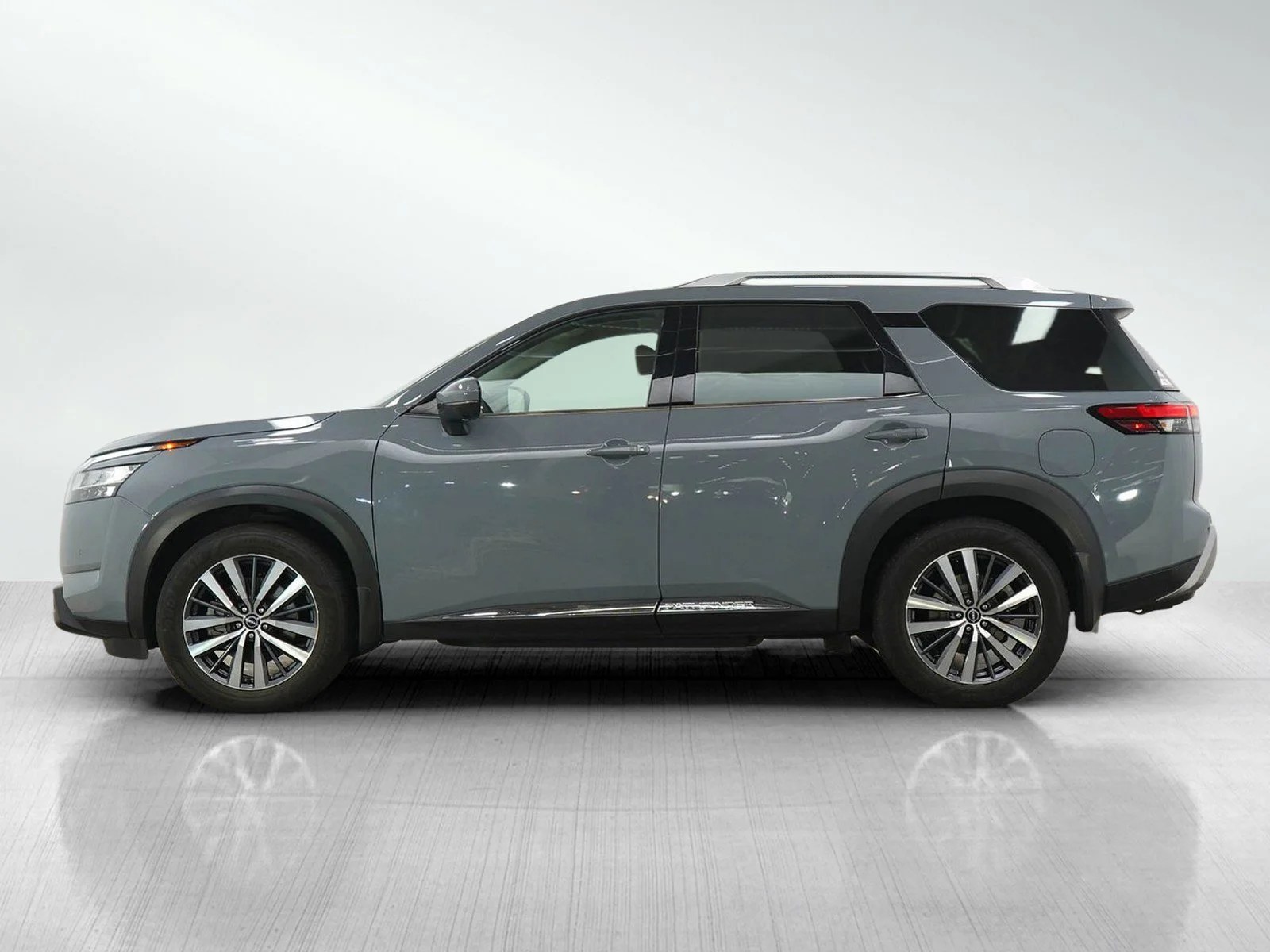 Used 2022 Nissan Pathfinder Platinum with VIN 5N1DR3DJ5NC269513 for sale in Wayzata, Minnesota