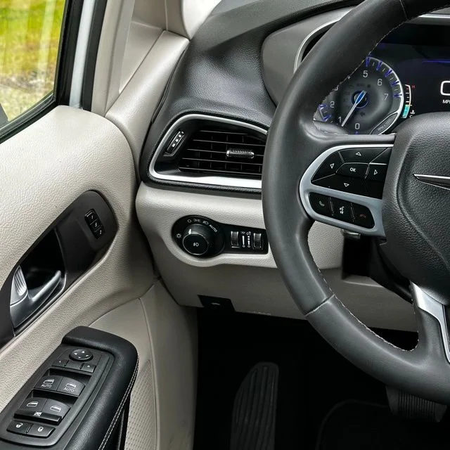 Used 2023 Bright White Clearcoat Chrysler Touring L image 26