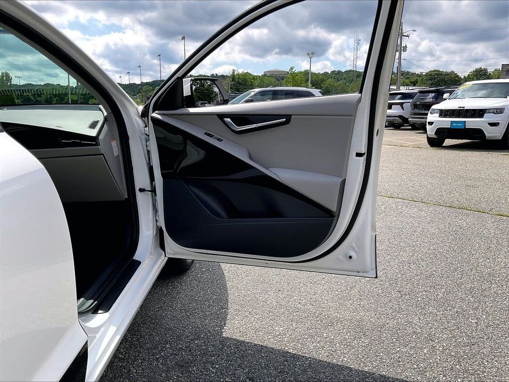 Used 2023 White Kia Wind image 12