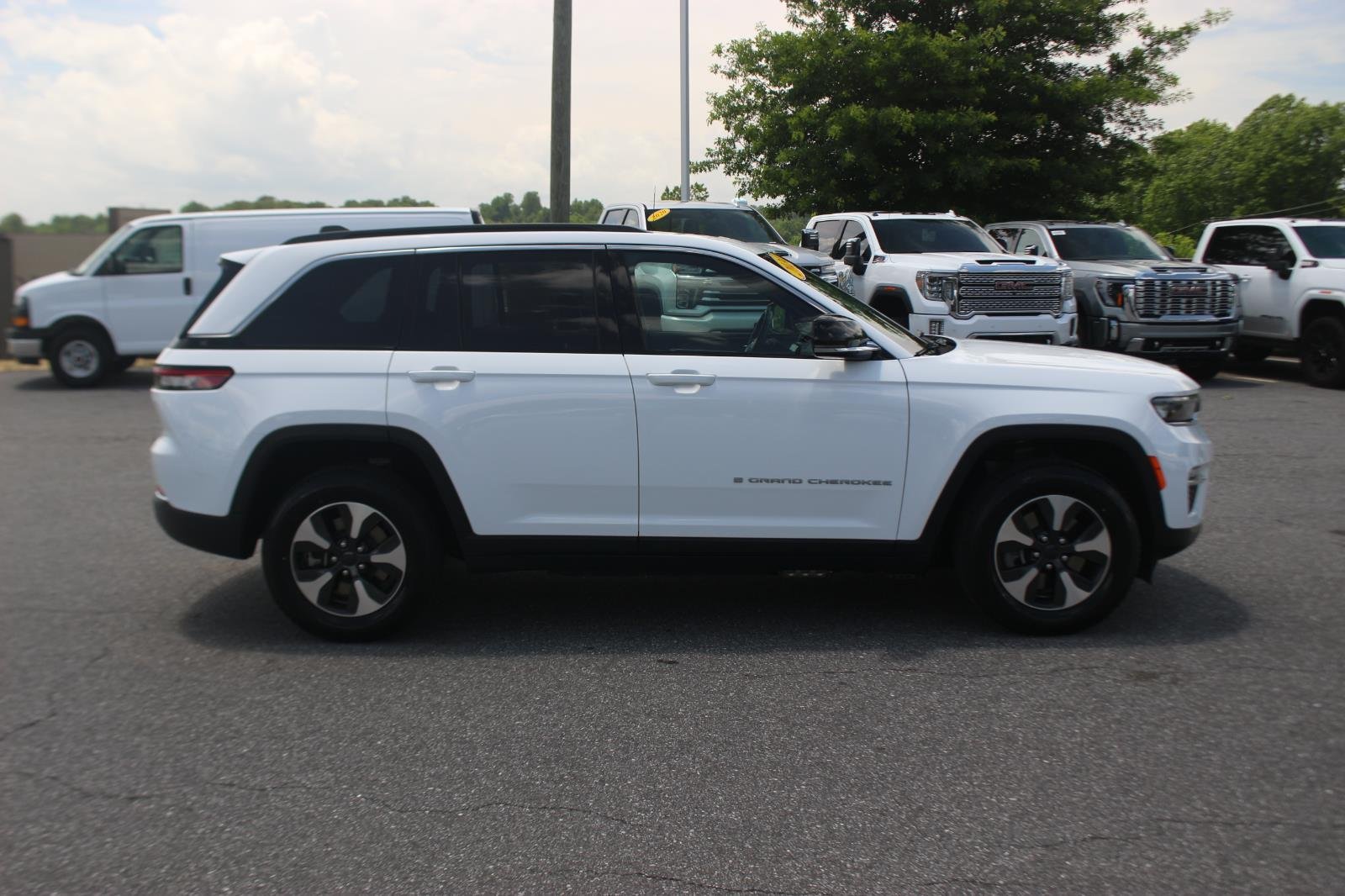 Used 2024 White Jeep 4x4 image 9