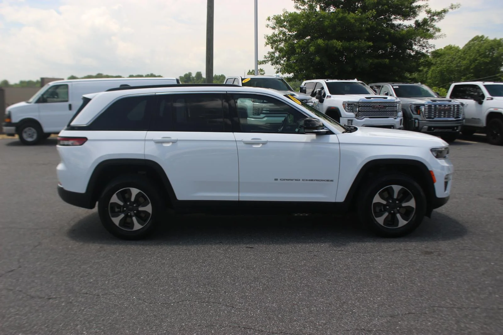 Used 2024 White Jeep 4x4 image 9