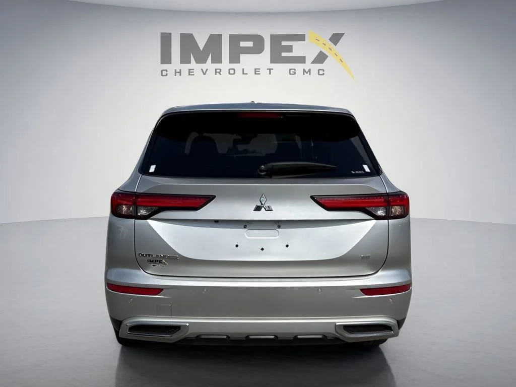 Used 2022 Silver Mitsubishi SE image 4