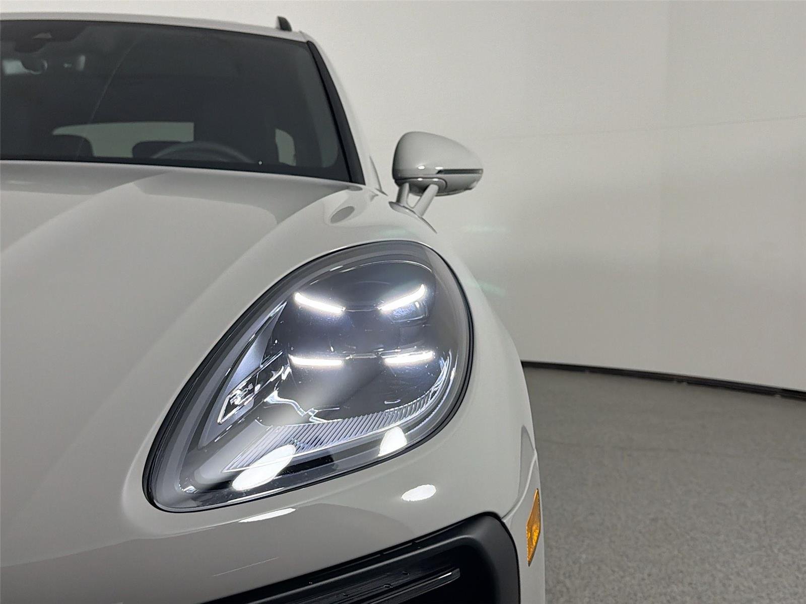 Used 2026 Chalk Porsche T image 15