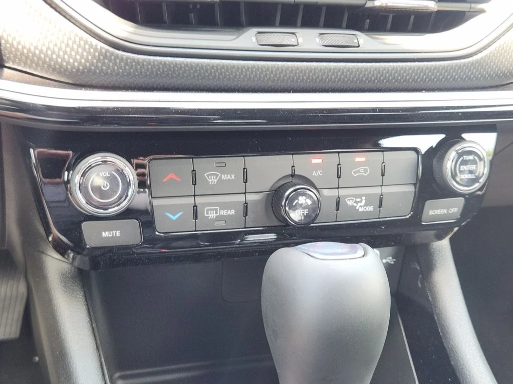 New 2026 Diamond Black Crystal Pearlcoat Jeep Latitude image 13