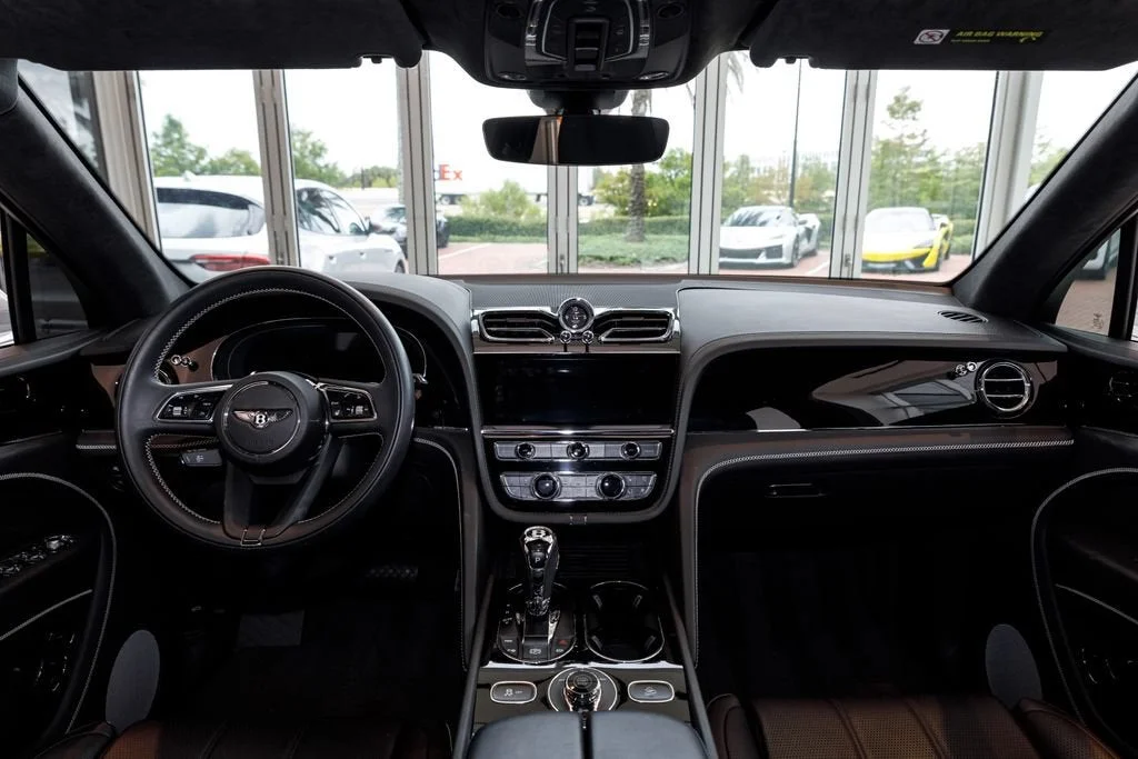 Used 2023 White Bentley V8 image 25