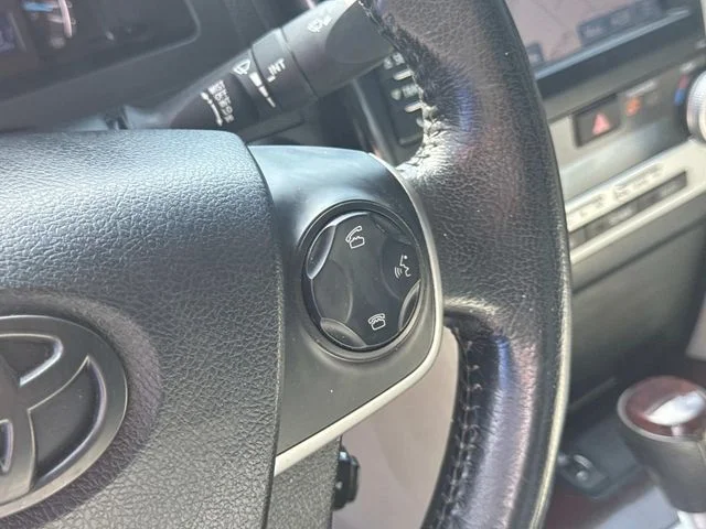 Used 2012 White Toyota XLE image 32