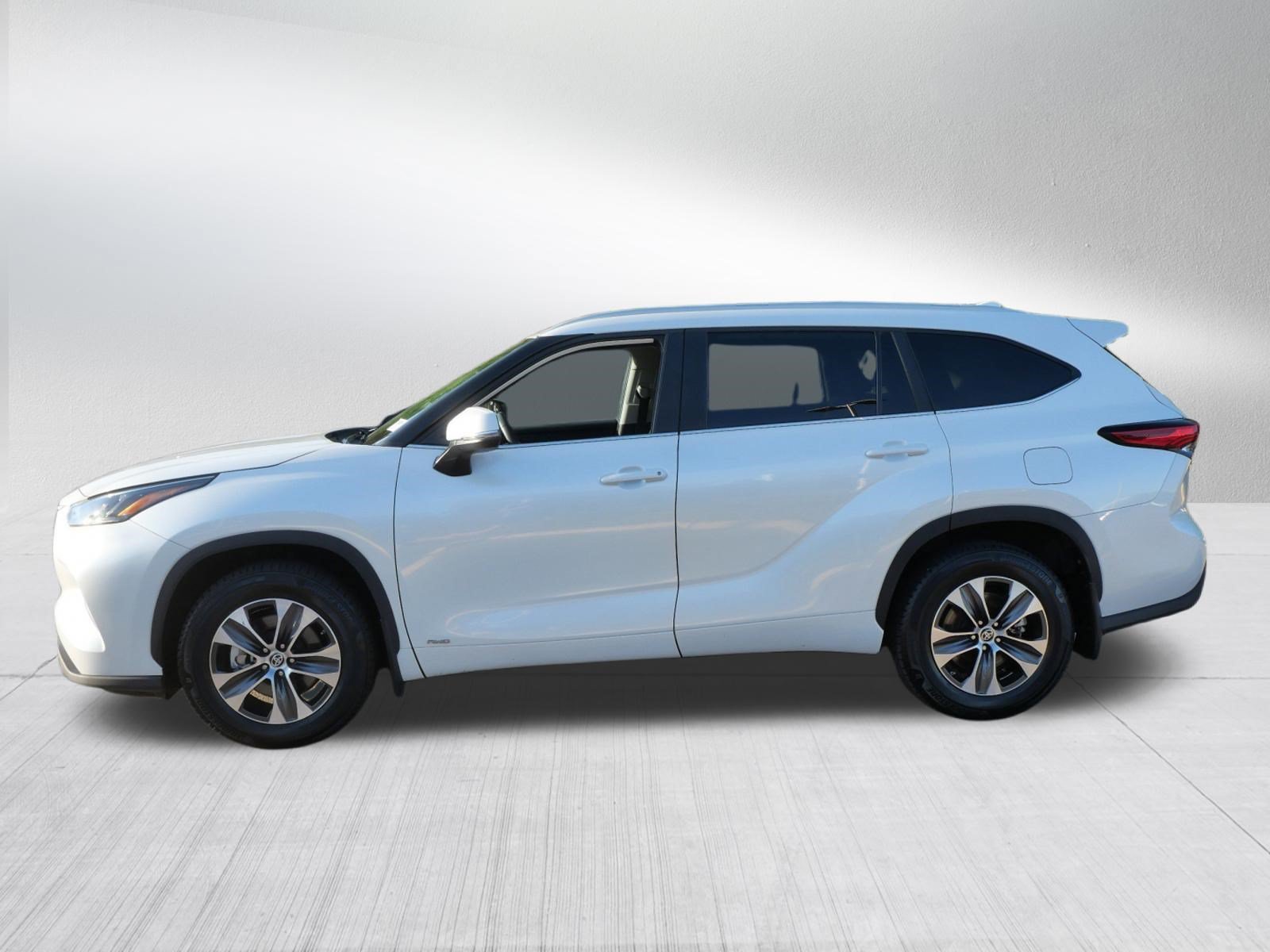Certified Used 2020 Blizzard Pearl Toyota Limited image 4