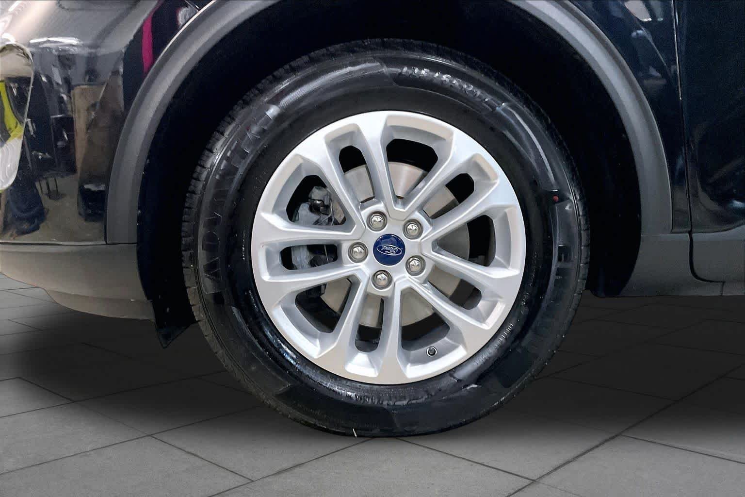 Used 2020 Agate Black Metallic Ford SE image 11