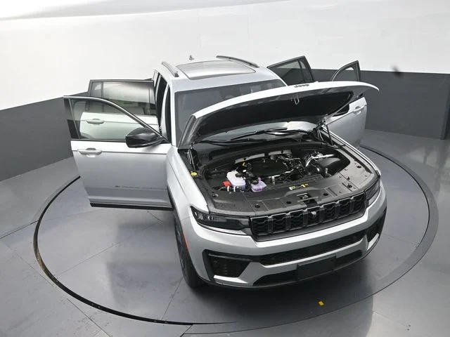 New 2026 Silver Zynith Exterior Paint Jeep Limited image 31