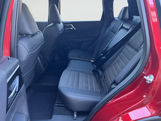 Used 2025 Red Mitsubishi SE image 19