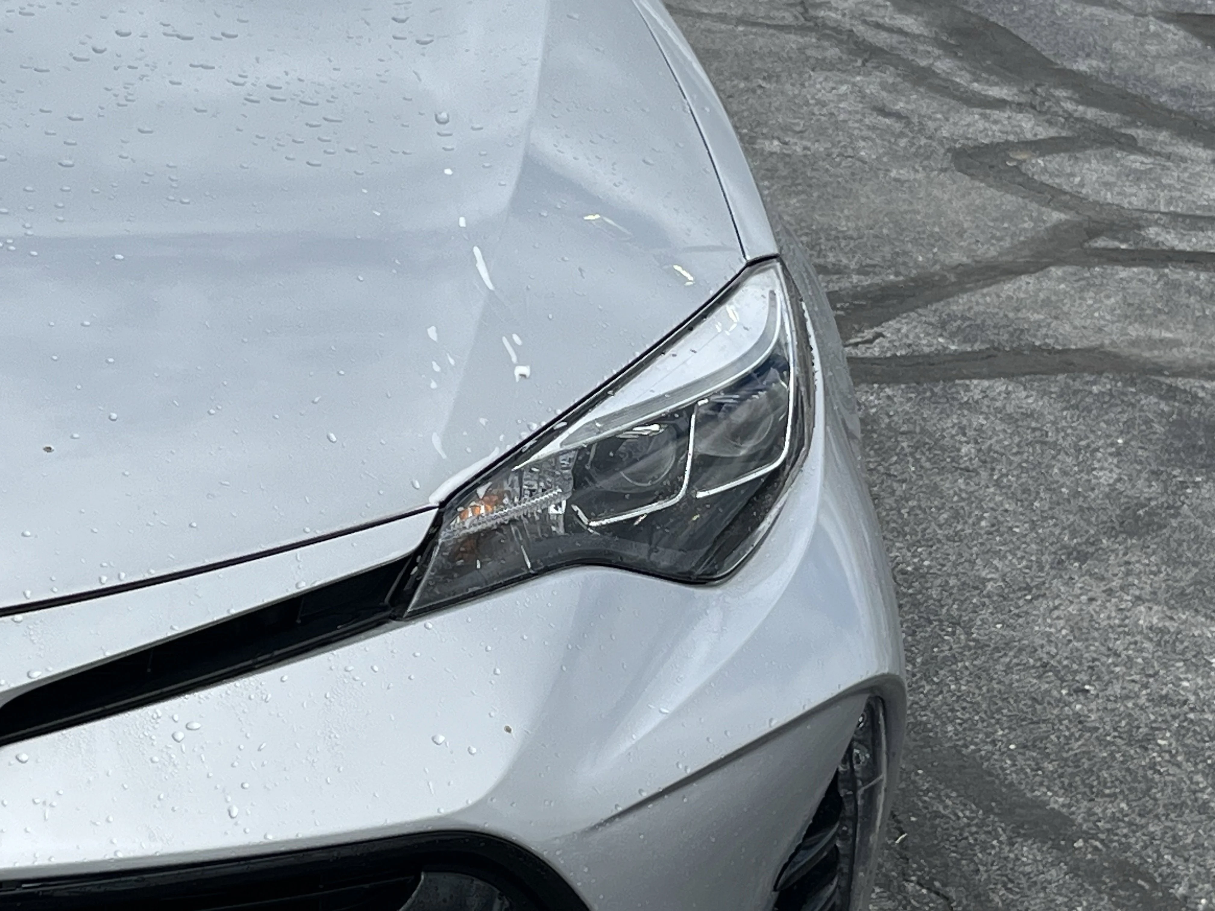 Used 2018 Classic Silver Metallic Toyota SE image 12