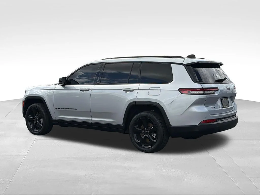 Used 2023 Silver Jeep Altitude image 5