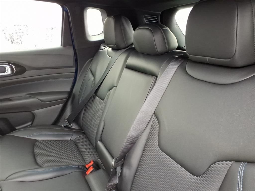 New 2026 Hydro Blue Pearl-Coat Exterior Paint Jeep Latitude image 11