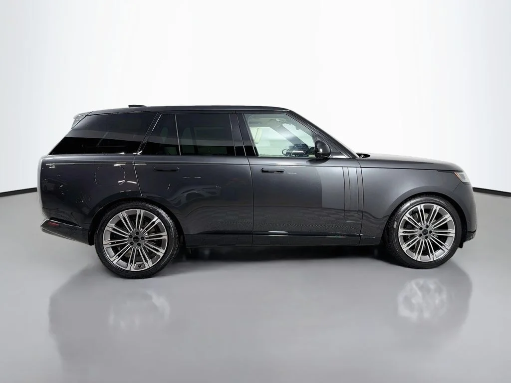 New 2026 Carpathian Grey Land Rover SE image 4