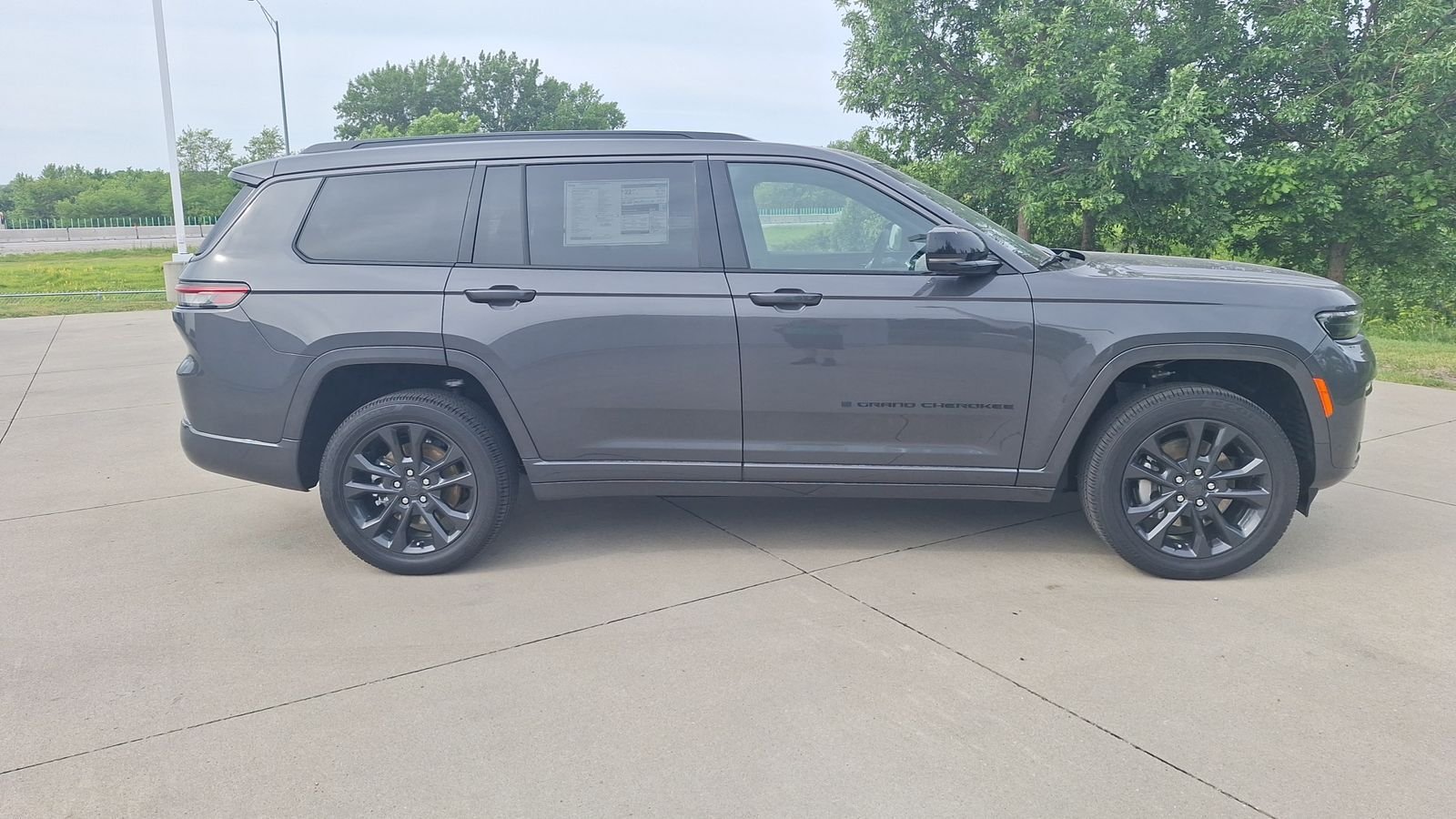 New 2026 Baltic Gray Metallic Clear-Coat Exterior Paint Jeep Limited image 2