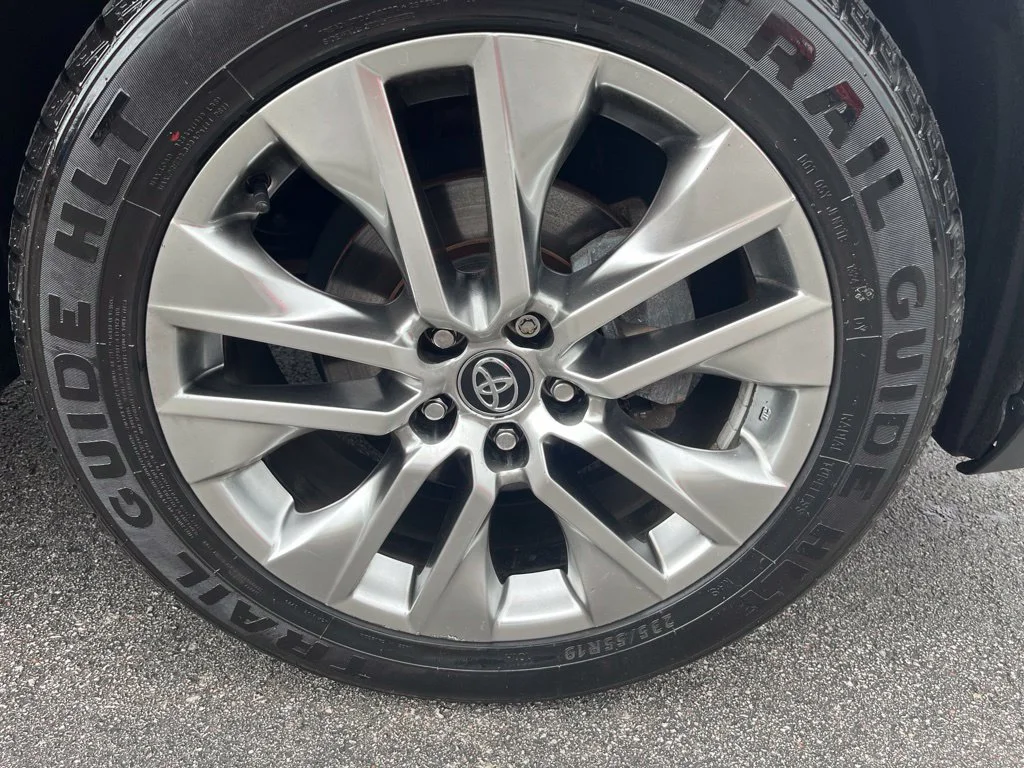 Used 2020 Midnight Black Metallic Toyota XLE Premium image 9