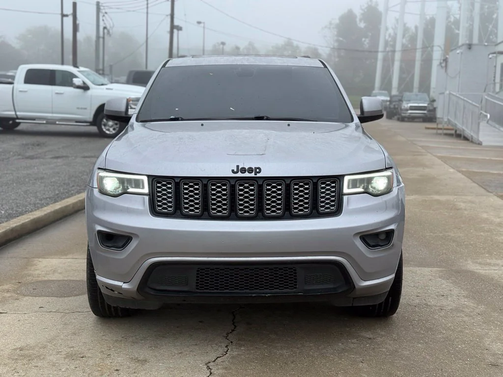 Used 2018 Silver Jeep Altitude image 3