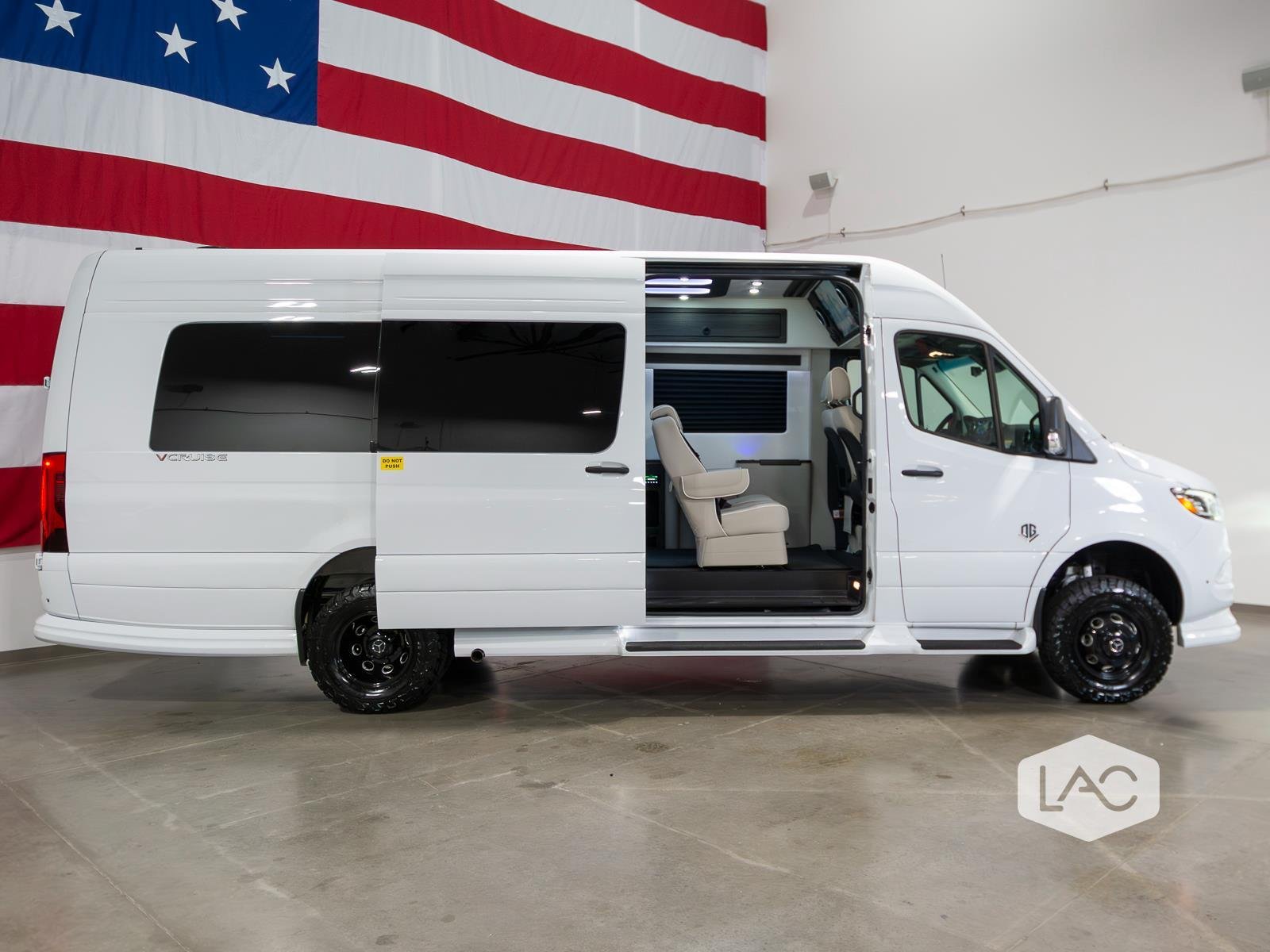 New 2026 Arctic White OGV Luxury Coach AWD (10OBA)10-Pass*ADV Wheel Pkg*PetSafe image 12