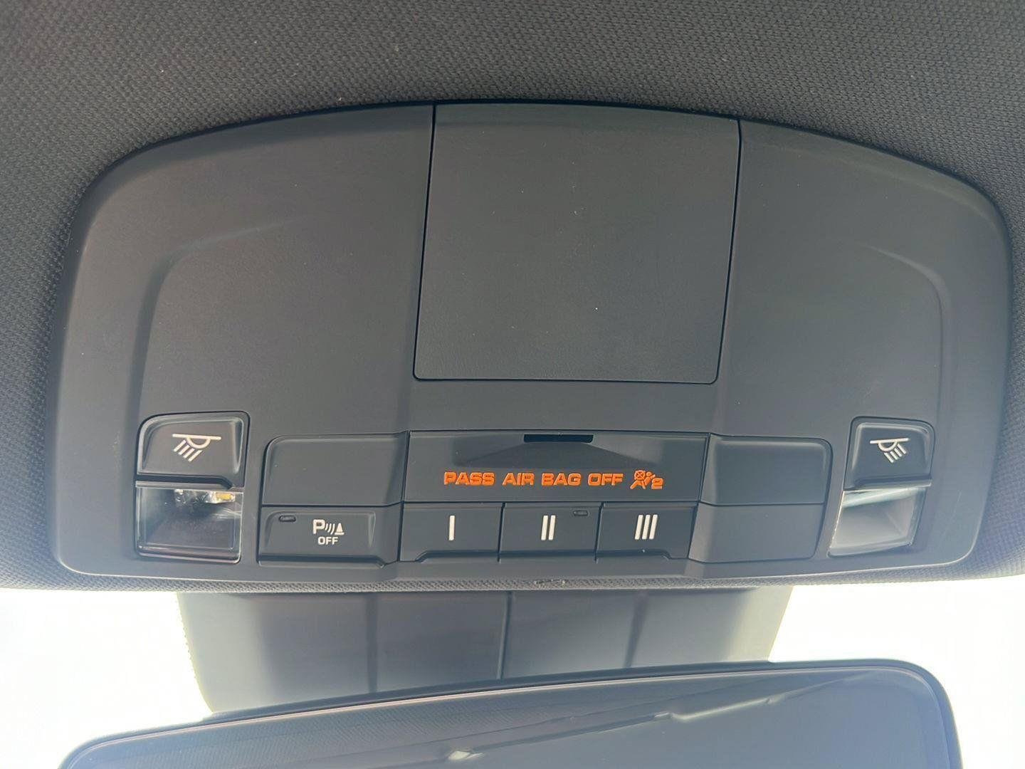 Used 2019  Porsche Base image 15